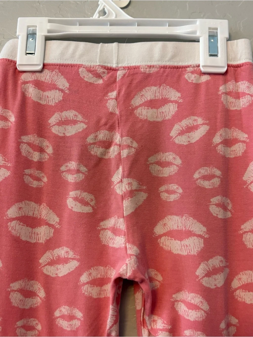 Little Sleepies pink white kiss lips two piece bamboo pajama set size 5/6
